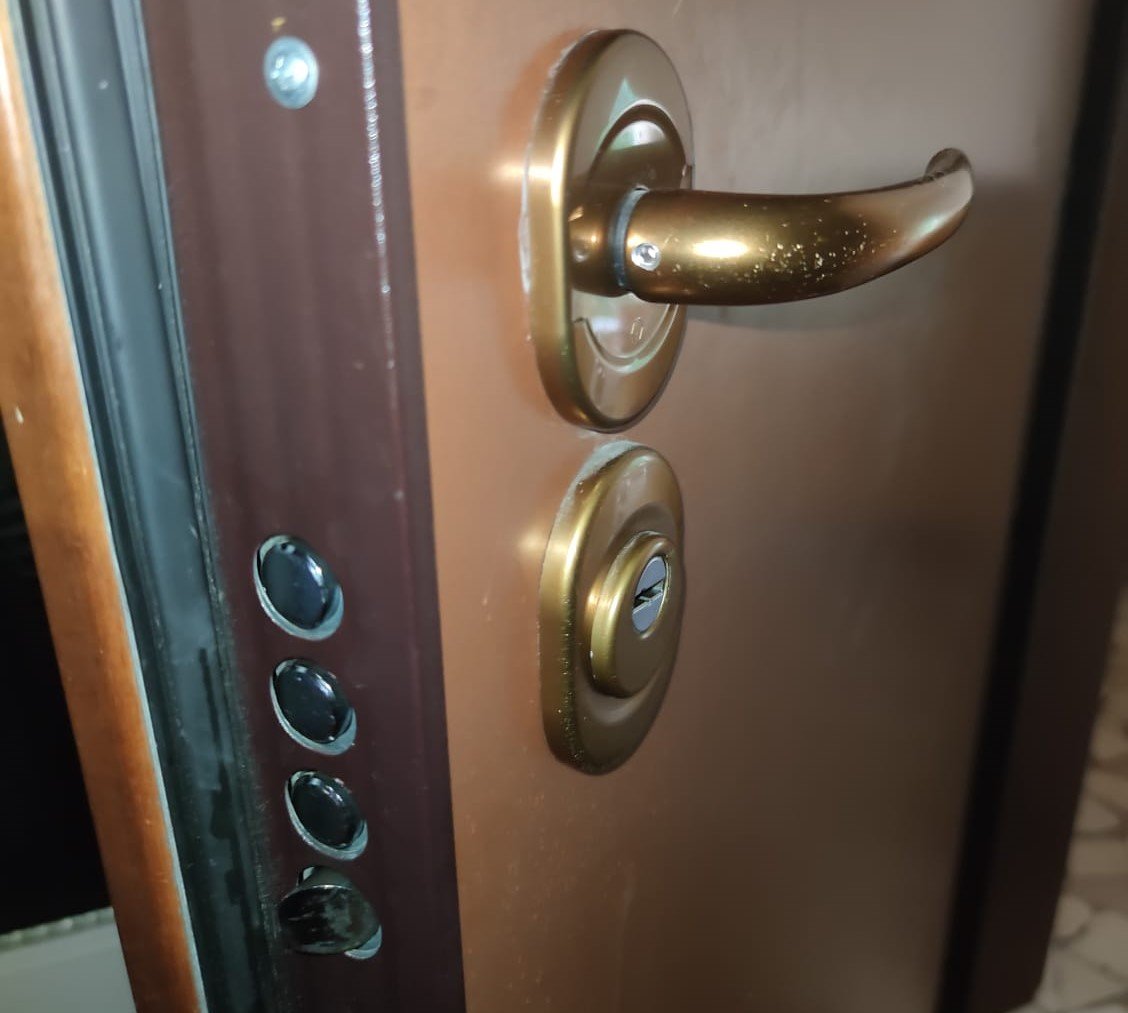 Cilindro, maniglia e cremagliera laterale di una porta blindata
