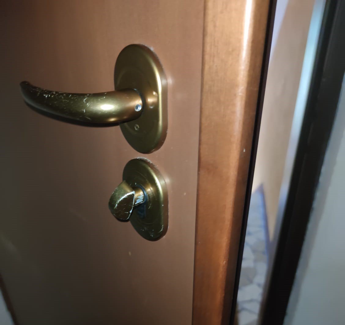 Maniglia con chiave inserita su porta blindata