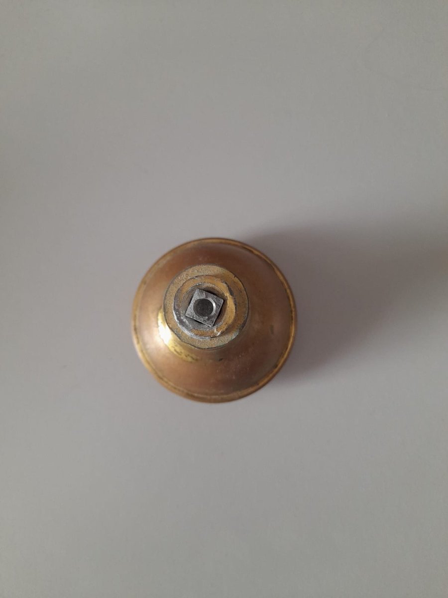 Pomolo in bronzo smontato durante una riparazione di serratura