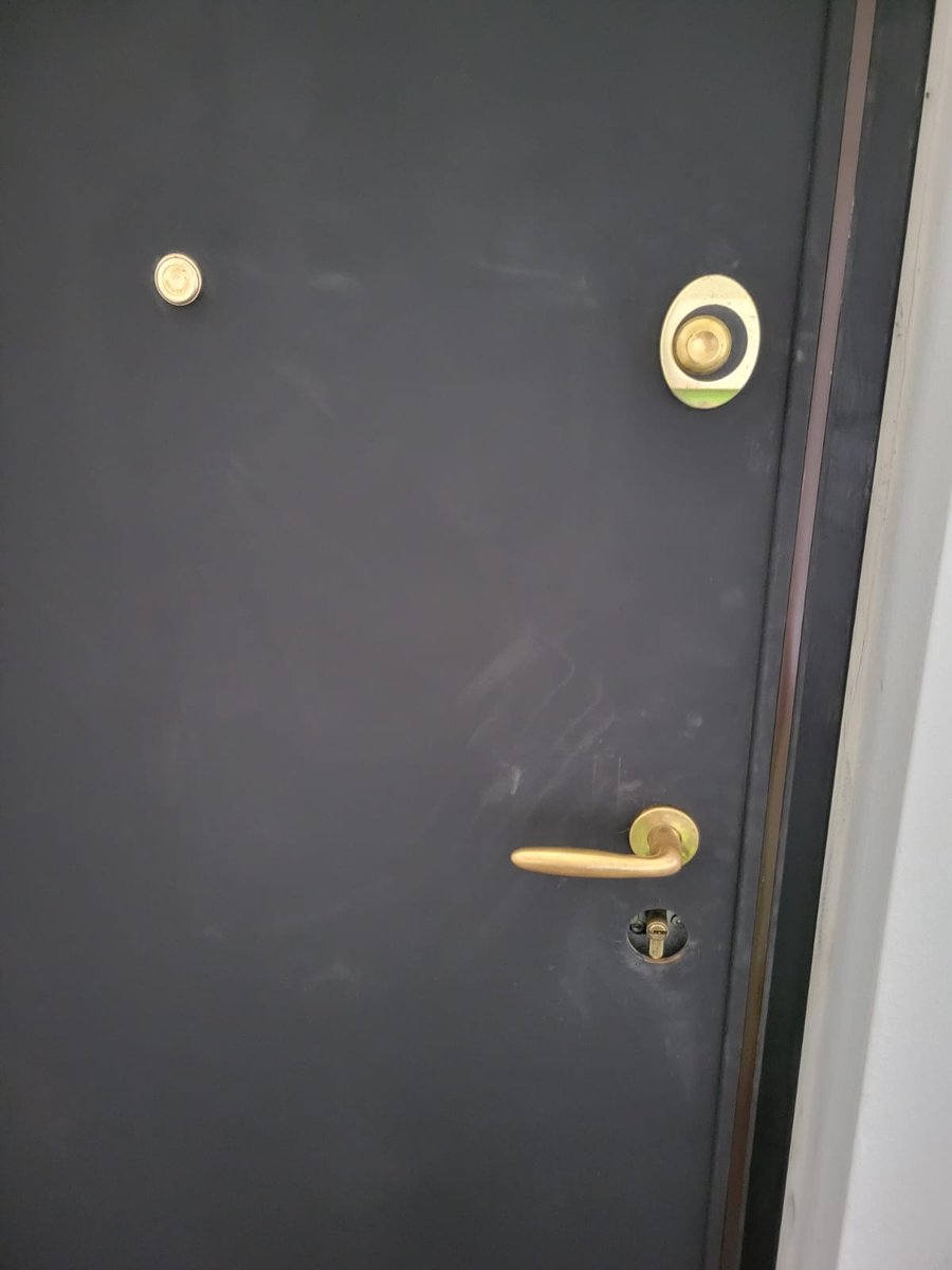 Porta blindata antracite con defender bronzo e cilindro a chiave protetta